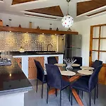 Villa Scil De Luxe, Piscine Chauffee, 3 Suites, Hamam, Jacuzzi Exterieur, Salle De Sport, Service Baby Sitter, Option Gouvernante, Vue Sur L\'Atlas, Parkings Prive, Pas De Vis A Vis !